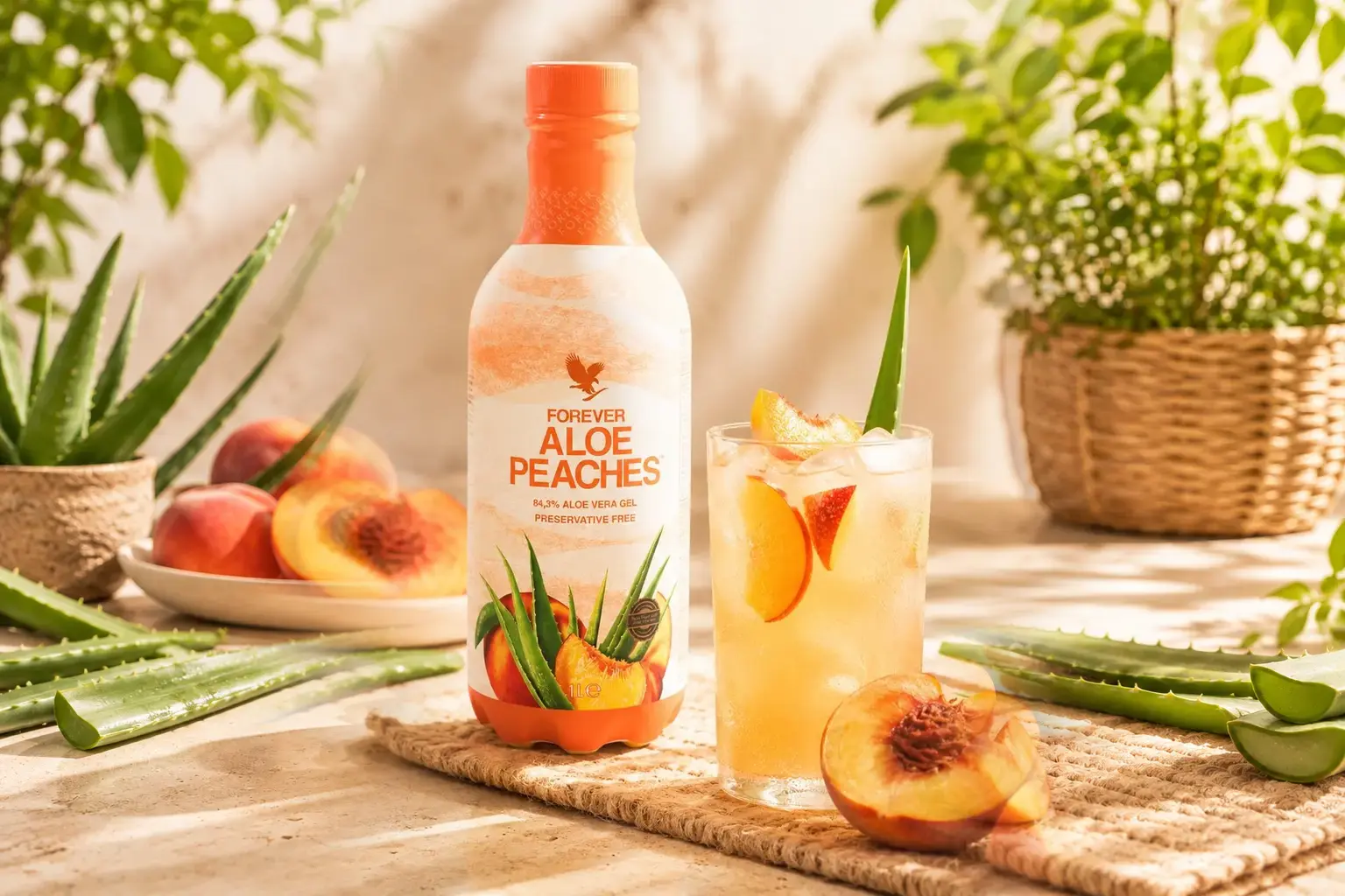 Forever Aloe Peaches s broskvemi v jemné ovocné scéně