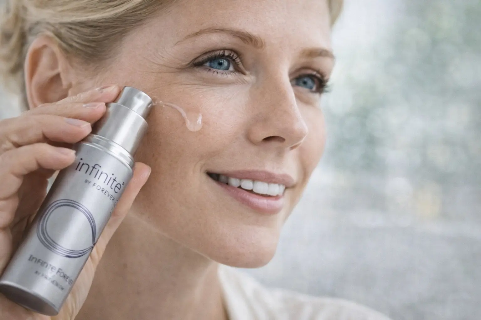 Infinite Firming Serum v produktové a každodenní scéně
