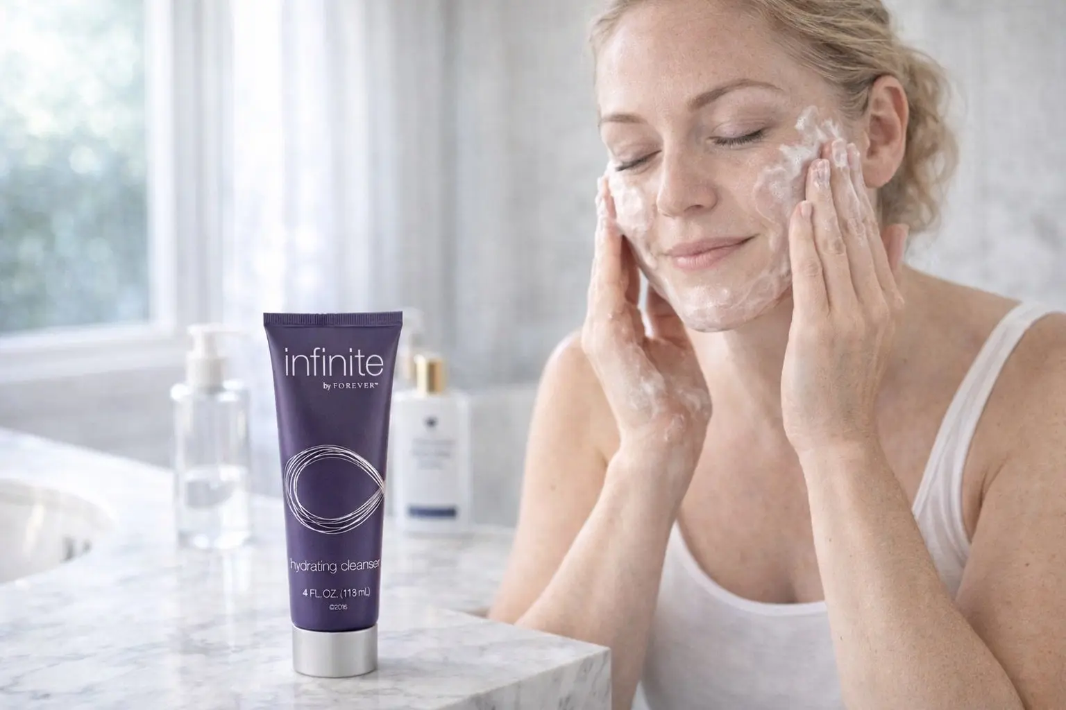 Infinite Hydrating Cleanser v produktové a každodenní scéně