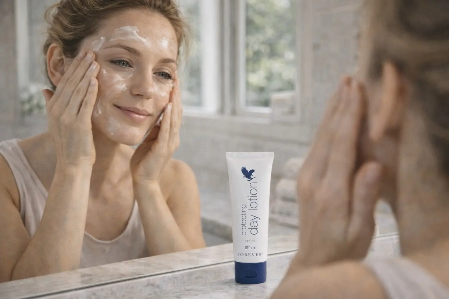 Protecting Day Lotion v produktové a každodenní scéně