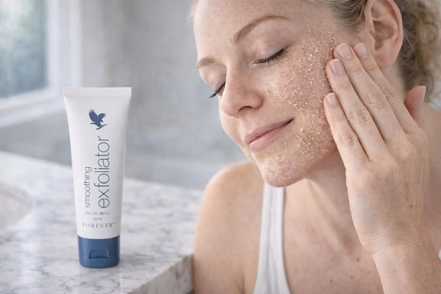 Smoothing Exfoliator v produktové a každodenní scéně